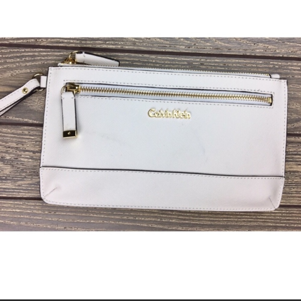 📬SOLD. Calvin Klein Purse Wristlet Cream